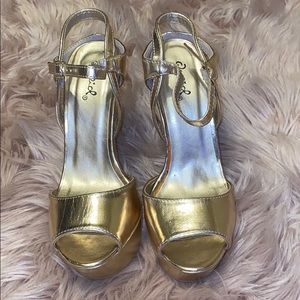 Qupid Women Gold Heels US 6.5